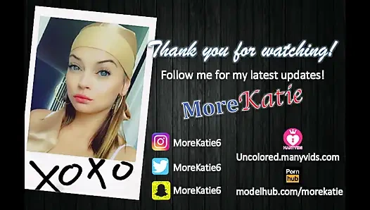 Kremsi amcıklı hatun büyük dildoya biniyor