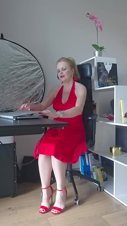 Auntie Getting Horny Online