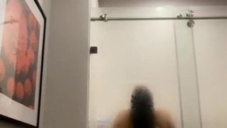 Eboni twerking di bilik mandi