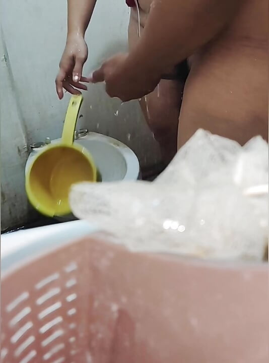 Nakikiligo nalang tirahin pa ako.
