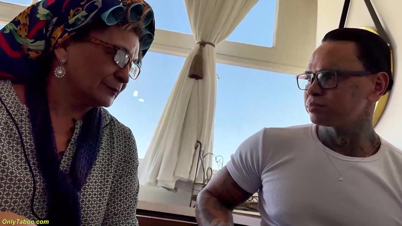 熟女被房地产经纪人操菊花