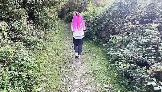 Aku bertemu gadis mesum penurut di luar ruangan dan menghukum memeknya