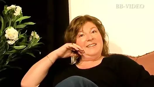 Horny milf ready with her legs open to be filmed while she gets excited with her favorite dildo