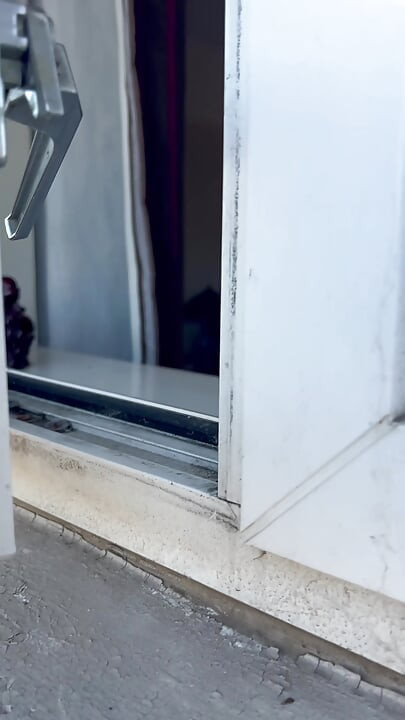 年輕實習生觀看窗戶偷窺表演