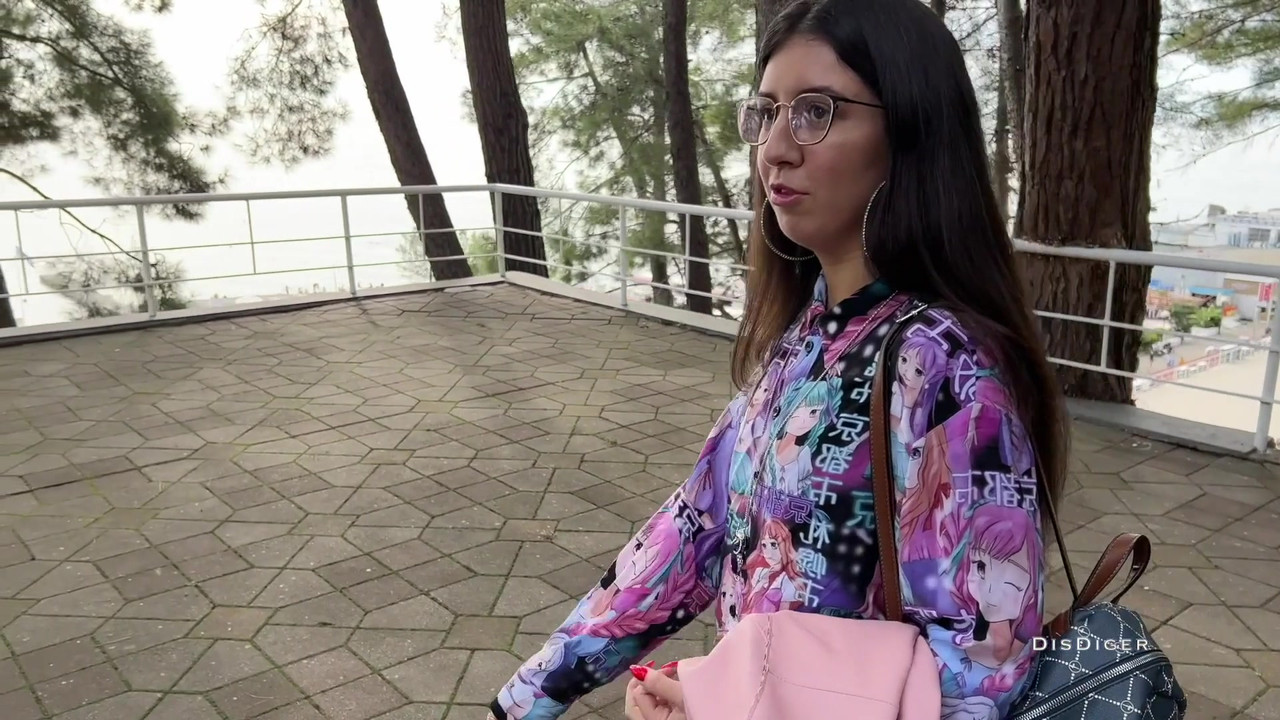 在街上捡到一个美眉，操了她，还戴上了她的眼镜