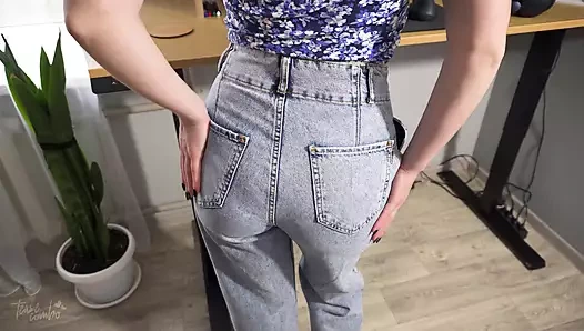 Милфа-секретарша в джинсах с высокой талией соблазняет ее красивую жопу
