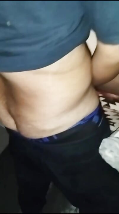 Masturbuje mě v autě mého přítele