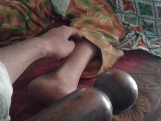 Punjabi flickvän spelar fötter