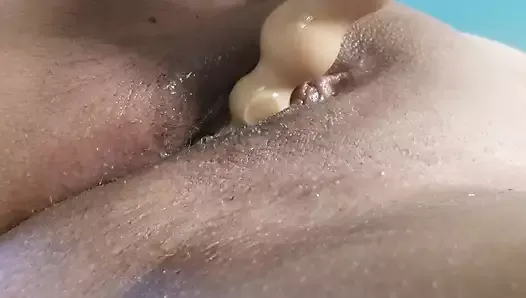 Regardez une maman coquine utiliser un perle anal pour rendre sa chatte mouillée et crémeuse