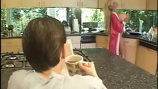 Luxuriöse MILF mit dicken titten bietet sahne zu seinem kaffee an