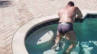 Mocząc mokry owłosiony mężczyzna rozbiera się z kostiumu kąpielowego i spuści się mocno!