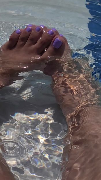 Mă joc în apă cu picioarele mele drăguță
