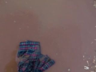 Červená tartanová sukně v bahenních kalužích