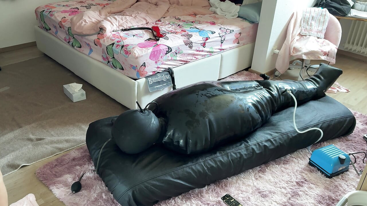 Żona doprowadza męża do szaleństwa z ESTIM w Nadmuchiwany całego ciała lateks bondage bag - Exreme obrzeże. Zakneblowany ograniczony oddech