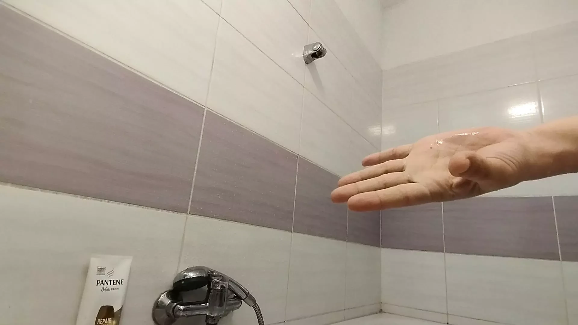 Amateur shaves her legs.