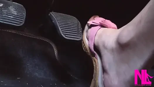 Pembe takozlarda pedal pompalıyor/parmak arası terlik