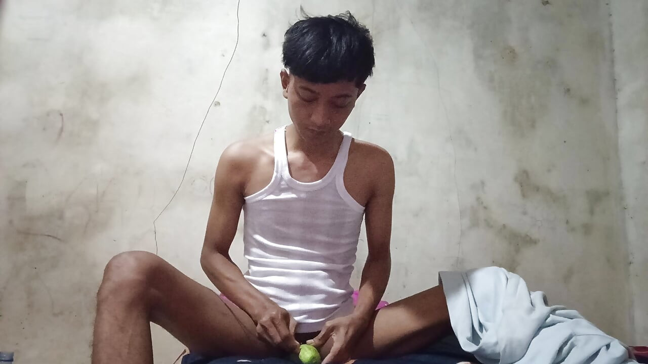 Ekspresi Jujut Bermain Solo Menggunakan Timun Yang Sudah Di Lubangi