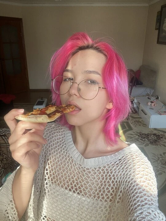 热辣的年轻亚洲女孩试图把一根巨大的假阳具插入她的小嘴里