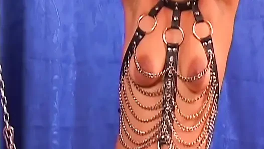 Angekettete reife MILF mit wäscheklammern und dildo neckt