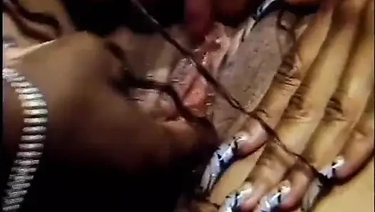 Seksi zenci lezbiyenler üçlü amcık dildo sikiliyor
