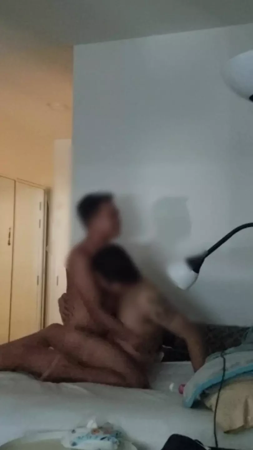 Una visita de mi padrastro se convirtió en un sexo caliente en mi recién cama.
