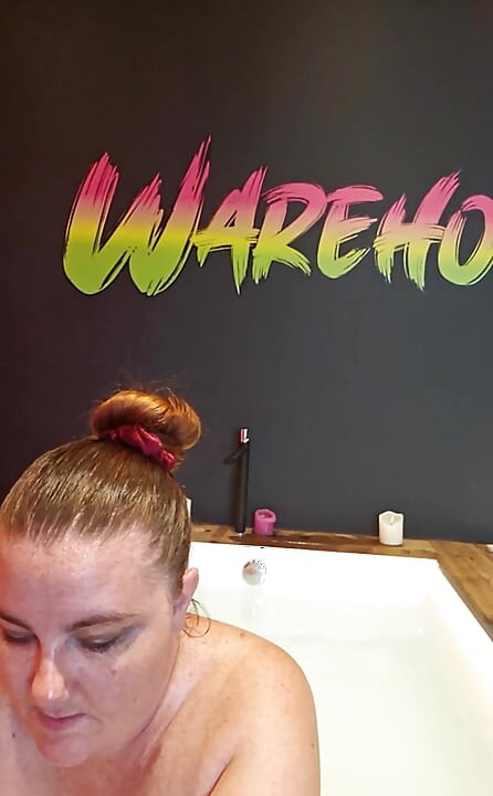 spust dołącz do mnie w wannie w Warehouse-X! Mam zabawki! Przyprowadzę mój tyłek, jeśli cię przyprowadzisz