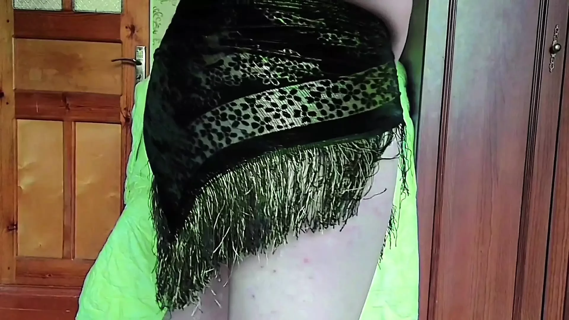 Ragazza trans monella cammina a piedi nudi in lingerie bianca