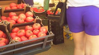 Blauwe spijkers en rode tomaten