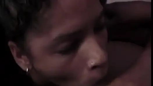 Cewek kulit hitam rambut panjang jilat sperma setelah nyepong kontol hitam