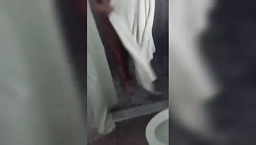 Aku menemukan gadis kurus saudara tiriku di kamar mandi
