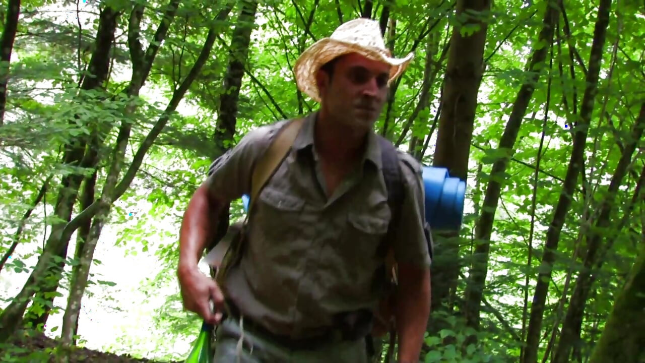 Cazador rescata a una niña en el bosque y la folla como recompensa
