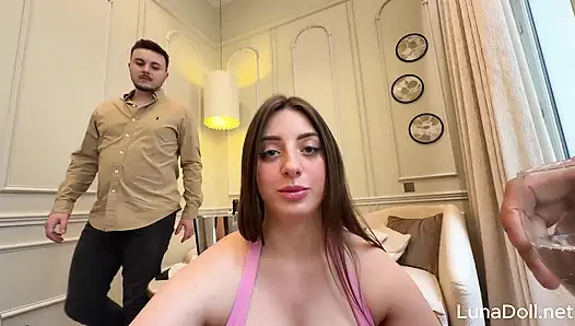Yoğun büyük zenci üçlü grup seks: yakışıklı resepsiyonist bana ve erkek arkadaşıma katılıyor - luna doll