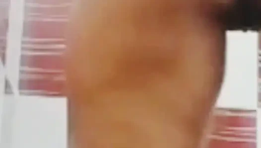 Gadis desa desi India ketahuan masturbasi saat mandi