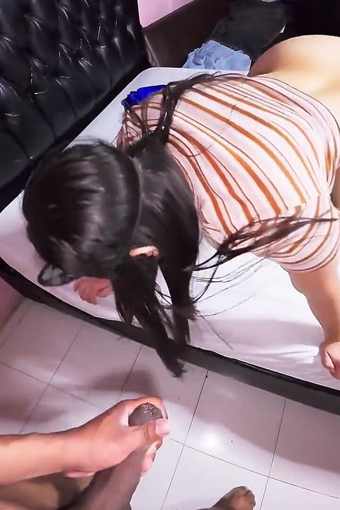 Trải qua một đêm đầy tình dục với bạn của vợ tôi trong khi cô ấy không có nhà.