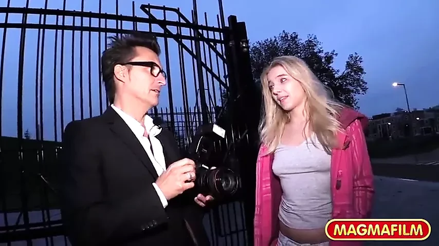 Een natuurlijke Duitse tiener oppakken in het park