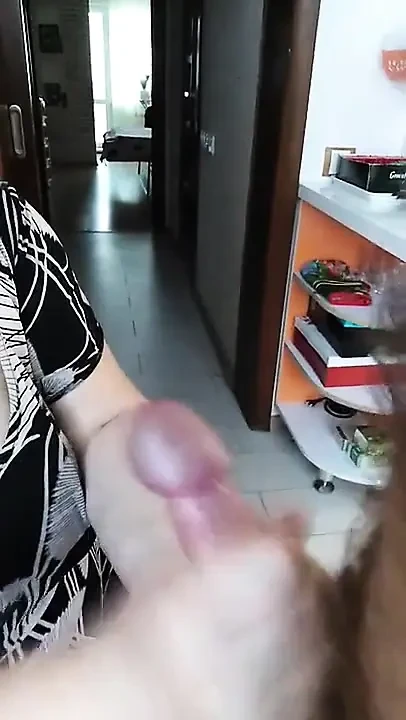 在厨房里抓到岳母并在嘴里性交