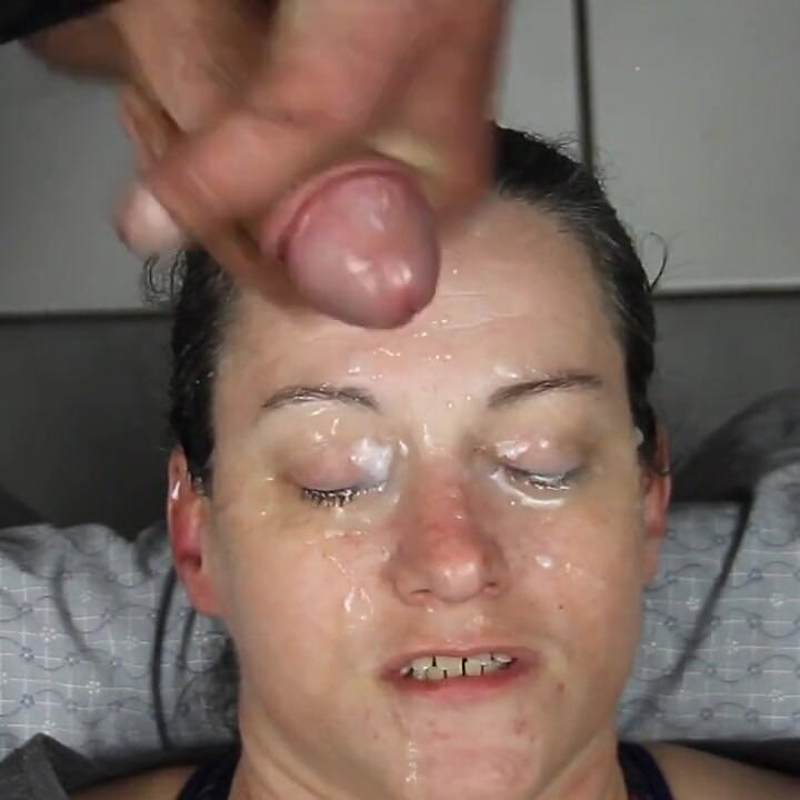 Dee sucia en otra situación con cargas en la cara