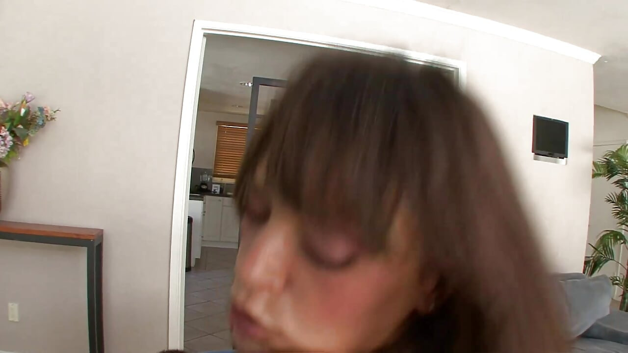 A nagyseggű barna szeret az arcára ülni, és rázni a nagy seggét a farkán