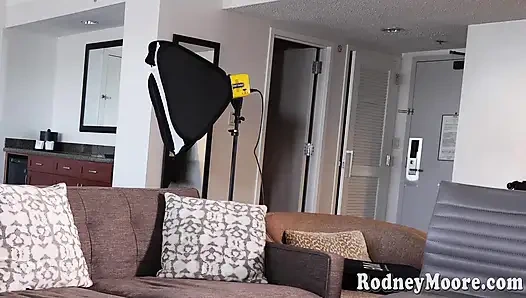 Горячая Уитни Райт сосет пузыри спермы после лизания задницы рукой