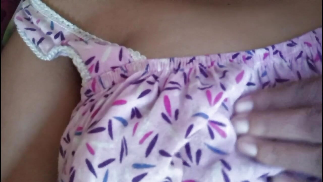 Pelakon India Anne Melancap di atas katil dengan buah dada besar dan pepek basah