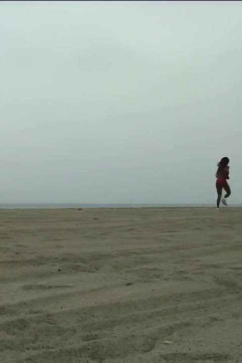 Vježbanje na plaži s ogromnim za lizanje