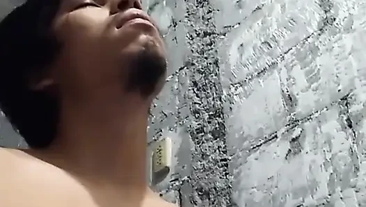 Tuvalette birkaç hızlı çekme