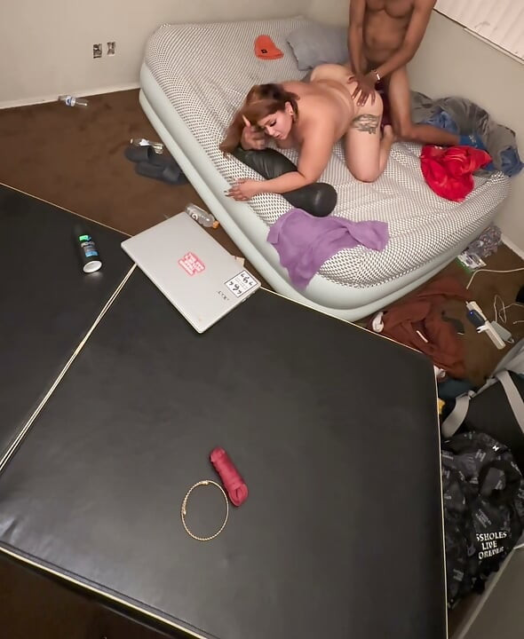 라티나가 몰래 와서 허리를 숙였다