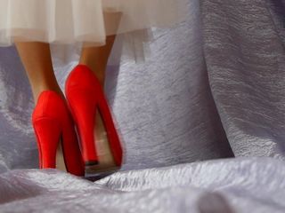 Asmr kvinnliga ben i röda högklackade skor
