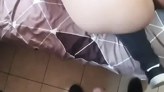 Aku mergokin adik tiriku lagi nonton tik tok dan kami akhirnya ngentot habis-habisan