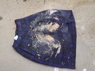 Vertrappel en verpletter aarde op een paarse tartan rok