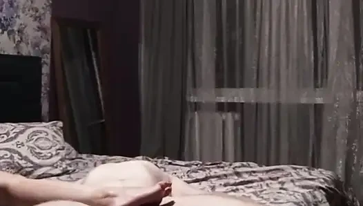 Güzel kaltak adamın yarağıyla eğleniyor