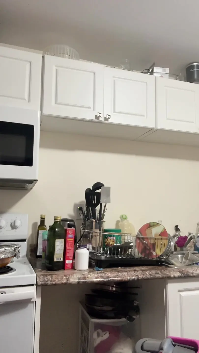 Minha esposa lavando pratos