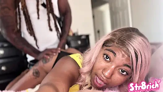 Üvey babam ateşli genç amcığımdayken erkek arkadaşım işte beni genişletiyor