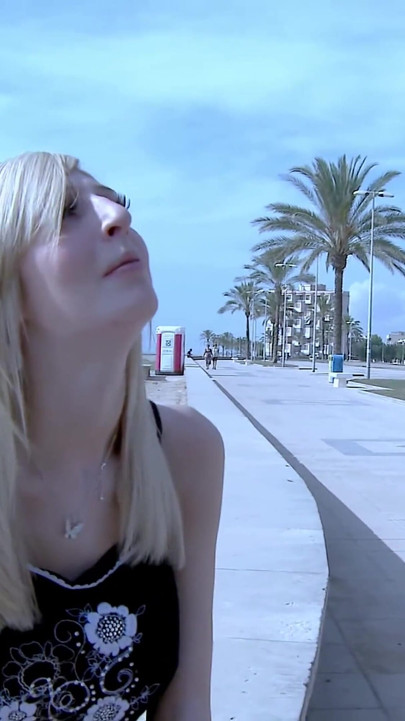 Jessica Jensen: Diễn viên khiêu dâm người Anh Jessica Jensen bị 2 chàng trai Tây Ban Nha đụ trong rừng